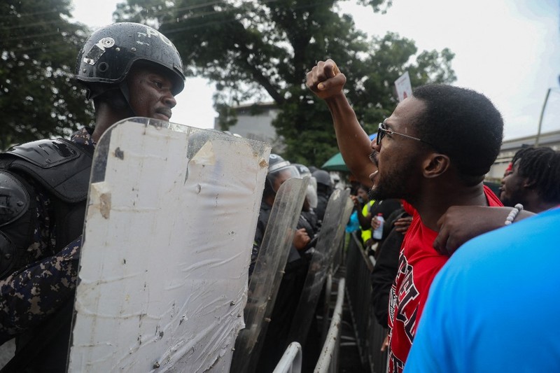 Warga Ghana berkumpul untuk hari ketiga protes anti-pemerintah di tengah penangkapan dan penghalangan polisi di Accra, Ghana, 23 September 2023. (REUTERS/Francis Kokoroko)