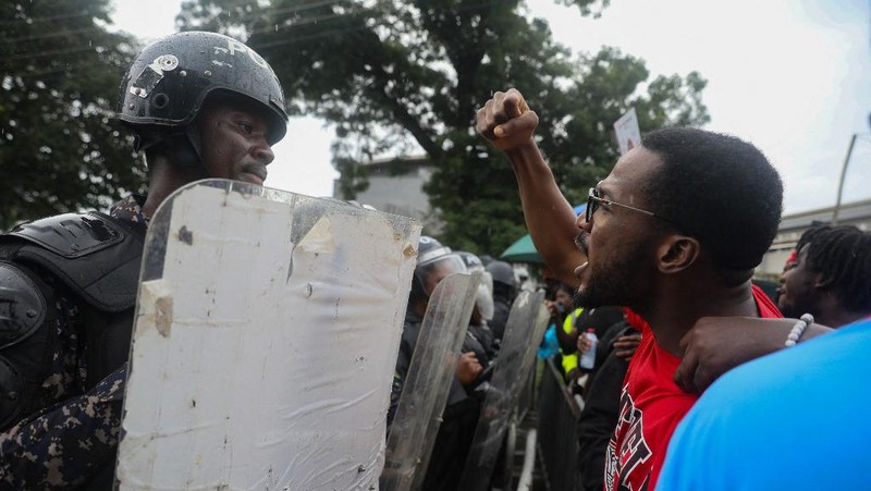 Warga Ghana berkumpul untuk hari ketiga protes anti-pemerintah di tengah penangkapan dan penghalangan polisi di Accra, Ghana, 23 September 2023. (REUTERS/Francis Kokoroko)