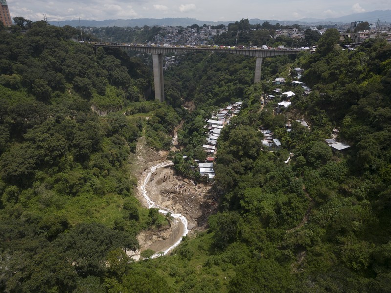 Sungai Naranjo mengalir melalui gubuk 