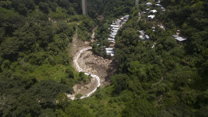 Sungai Naranjo mengalir melalui gubuk 