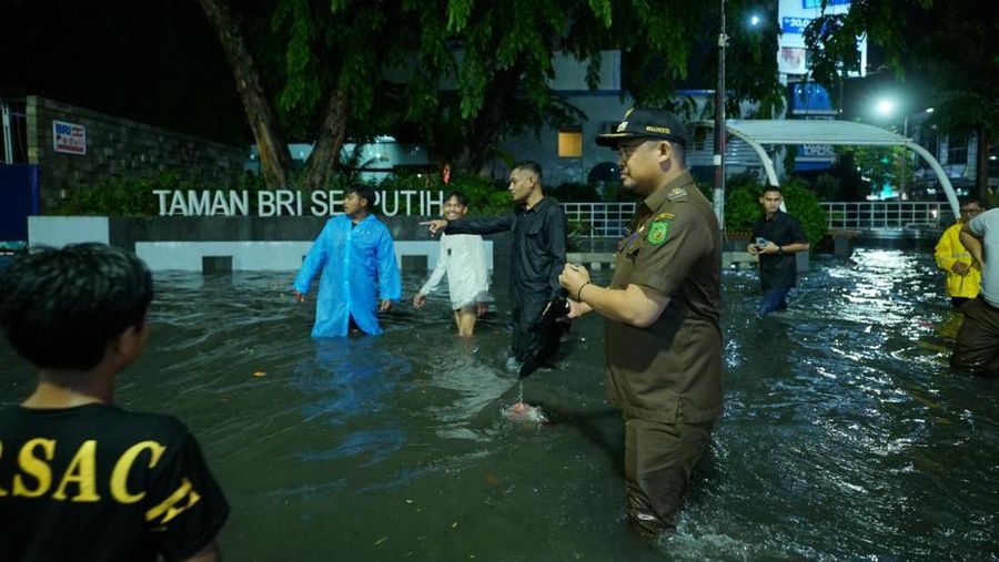 Wali Kota Medan Boby Nasution memeriksa pengerjaan drainase kota Medan