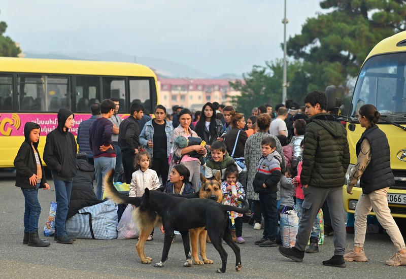 Warga berkumpul di samping bus di pusat Stepanakert sebelum meninggalkan Nagorno-Karabakh, wilayah yang dihuni etnis Armenia, 25 September 2023. Warga berkumpul di samping bus di pusat Stepanakert sebelum meninggalkan Nagorno-Karabakh, wilayah yang dihuni etnis Armenia, 25 September 2023. (REUTERS/David Ghahramanyan)