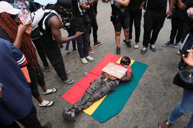 Warga Ghana berkumpul untuk hari ketiga protes anti-pemerintah di tengah penangkapan dan penghalangan polisi di Accra, Ghana, 23 September 2023. Warga Ghana berkumpul untuk hari ketiga protes anti-pemerintah di tengah penangkapan dan penghalangan polisi di Accra, Ghana, 23 September 2023. (REUTERS/Francis Kokoroko)