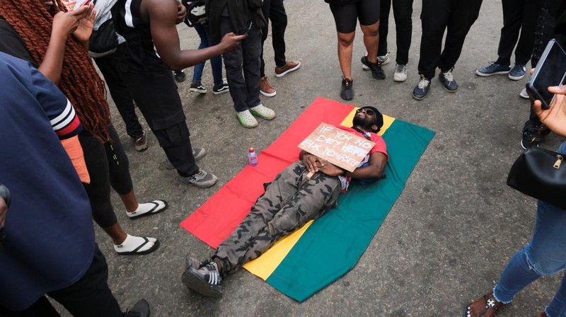 Warga Ghana berkumpul untuk hari ketiga protes anti-pemerintah di tengah penangkapan dan penghalangan polisi di Accra, Ghana, 23 September 2023. (REUTERS/Francis Kokoroko)