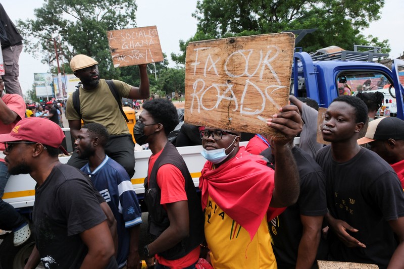 Warga Ghana berkumpul untuk hari ketiga protes anti-pemerintah di tengah penangkapan dan penghalangan polisi di Accra, Ghana, 23 September 2023. Warga Ghana berkumpul untuk hari ketiga protes anti-pemerintah di tengah penangkapan dan penghalangan polisi di Accra, Ghana, 23 September 2023. (REUTERS/Francis Kokoroko)