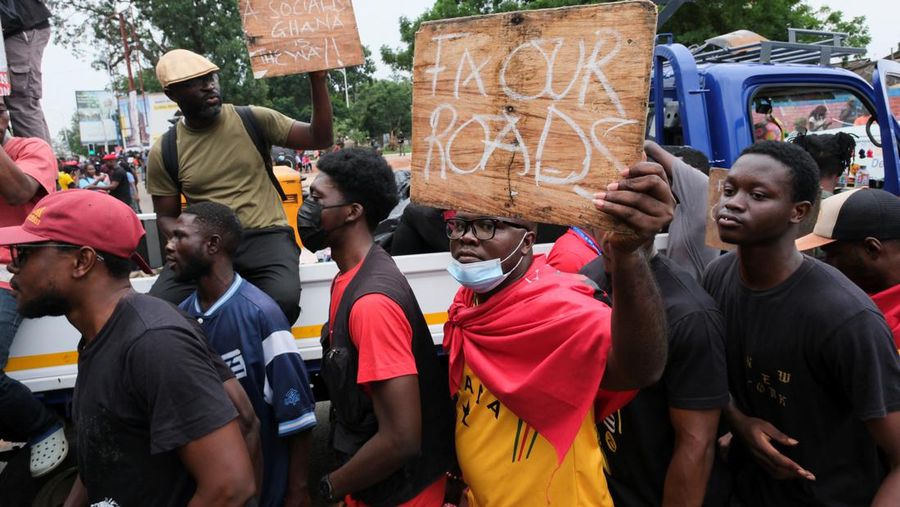 Warga Ghana berkumpul untuk hari ketiga protes anti-pemerintah di tengah penangkapan dan penghalangan polisi di Accra, Ghana, 23 September 2023. (REUTERS/Francis Kokoroko)
