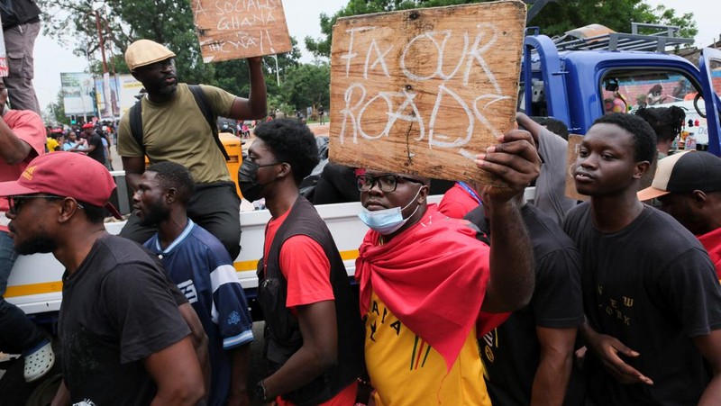 Warga Ghana berkumpul untuk hari ketiga protes anti-pemerintah di tengah penangkapan dan penghalangan polisi di Accra, Ghana, 23 September 2023. (REUTERS/Francis Kokoroko)