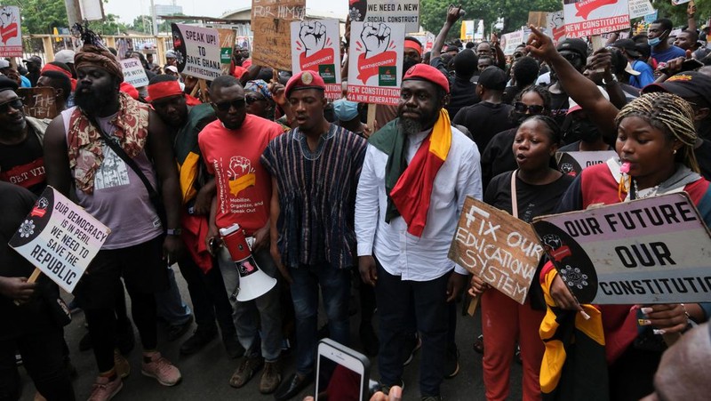 Warga Ghana berkumpul untuk hari ketiga protes anti-pemerintah di tengah penangkapan dan penghalangan polisi di Accra, Ghana, 23 September 2023. (REUTERS/Francis Kokoroko)