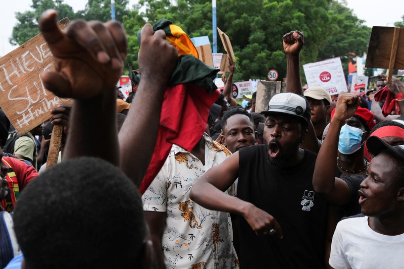 Warga Ghana berkumpul untuk hari ketiga protes anti-pemerintah di tengah penangkapan dan penghalangan polisi di Accra, Ghana, 23 September 2023. Warga Ghana berkumpul untuk hari ketiga protes anti-pemerintah di tengah penangkapan dan penghalangan polisi di Accra, Ghana, 23 September 2023. (REUTERS/Francis Kokoroko)