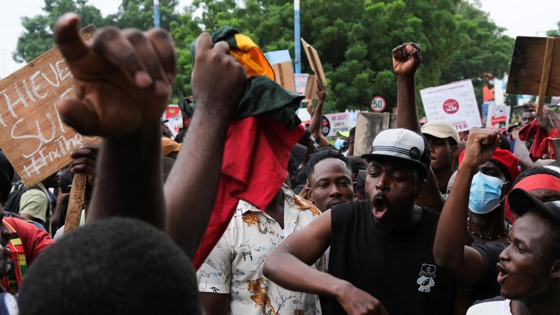 Warga Ghana berkumpul untuk hari ketiga protes anti-pemerintah di tengah penangkapan dan penghalangan polisi di Accra, Ghana, 23 September 2023. (REUTERS/Francis Kokoroko)