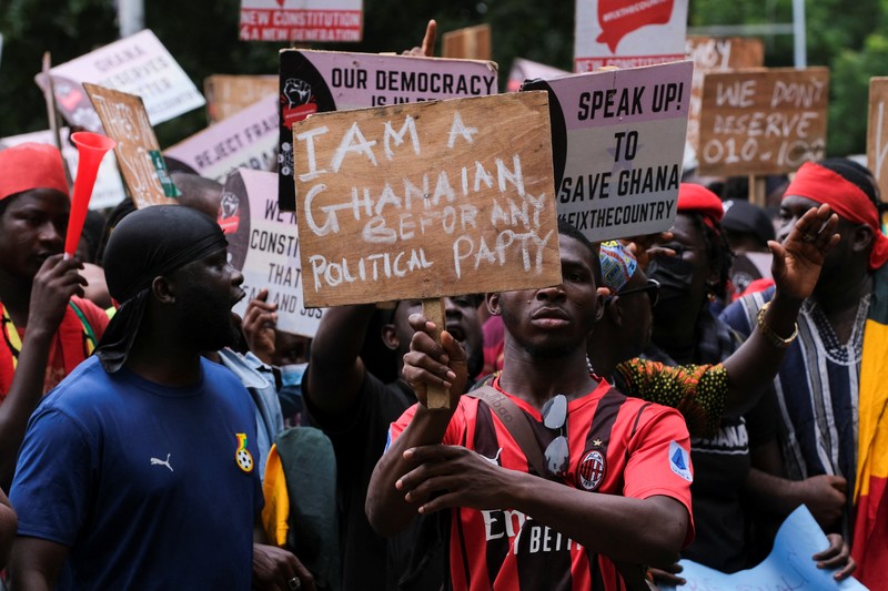 Warga Ghana berkumpul untuk hari ketiga protes anti-pemerintah di tengah penangkapan dan penghalangan polisi di Accra, Ghana, 23 September 2023. Warga Ghana berkumpul untuk hari ketiga protes anti-pemerintah di tengah penangkapan dan penghalangan polisi di Accra, Ghana, 23 September 2023. (REUTERS/Francis Kokoroko)