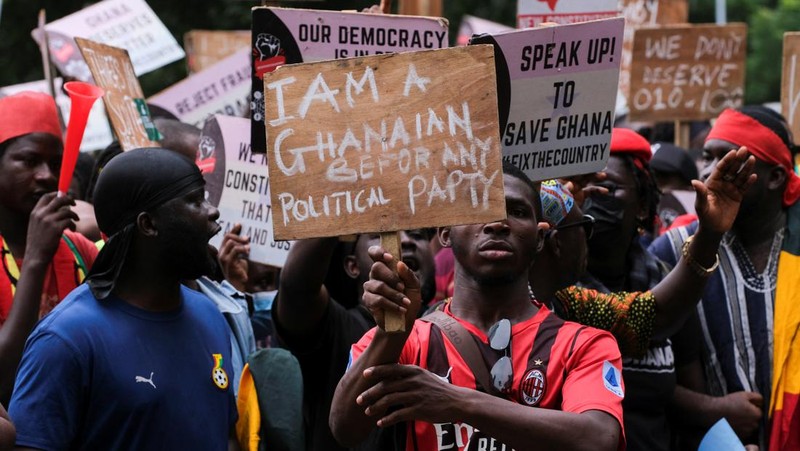 Warga Ghana berkumpul untuk hari ketiga protes anti-pemerintah di tengah penangkapan dan penghalangan polisi di Accra, Ghana, 23 September 2023. (REUTERS/Francis Kokoroko)