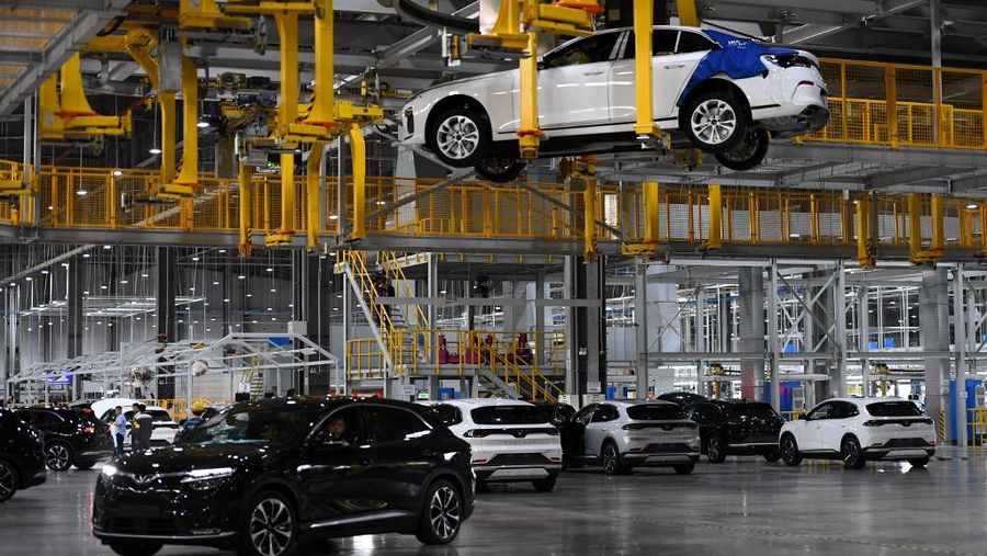 Foto yang diambil pada 26 Agustus 2022 ini menunjukkan kendaraan listrik di pabrik mobil listrik VinFast di Haiphong. Setelah menaklukkan sebagian besar industri di dalam negeri, para pemimpin konglomerat Vingroup yang optimistis kini mengarahkan pandangan mereka jauh lebih tinggi seiring mereka meningkatkan rencana untuk menjual mobil Vietnam pertama di pasar besar Amerika. (Photo by Nhac NGUYEN / AFP/File Foto)