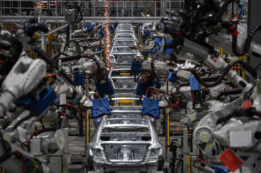 Foto yang diambil pada 26 Agustus 2022 ini menunjukkan kendaraan yang sedang dibangun pada jalur produksi otomatis di pabrik mobil listrik VinFast di Haiphong. Setelah menaklukkan sebagian besar industri di dalam negeri, para pemimpin konglomerat Vingroup yang optimistis kini mengarahkan pandangan mereka jauh lebih tinggi seiring mereka meningkatkan rencana untuk menjual mobil Vietnam pertama di pasar besar Amerika.
