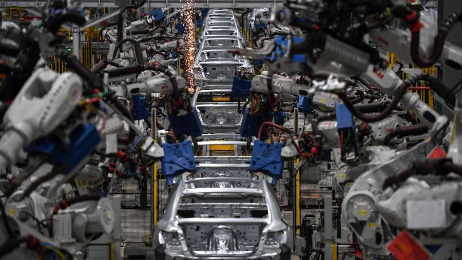 Foto yang diambil pada 26 Agustus 2022 ini menunjukkan kendaraan yang sedang dibangun pada jalur produksi otomatis di pabrik mobil listrik VinFast di Haiphong. Setelah menaklukkan sebagian besar industri di dalam negeri, para pemimpin konglomerat Vingroup yang optimistis kini mengarahkan pandangan mereka jauh lebih tinggi seiring mereka meningkatkan rencana untuk menjual mobil Vietnam pertama di pasar besar Amerika. (Photo by Nhac NGUYEN / AFP/File Foto)