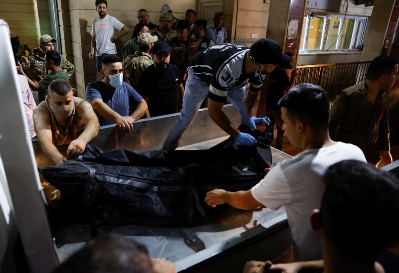 Orang-orang dan personel darurat berkumpul di lokasi menyusul kebakaran fatal pada perayaan pernikahan, di distrik Hamdaniya di provinsi Nineveh Irak, Irak, 27 September 2023. Orang-orang dan personel darurat berkumpul di lokasi menyusul kebakaran fatal pada perayaan pernikahan, di distrik Hamdaniya di provinsi Nineveh Irak, Irak, 27 September 2023. (REUTERS/Khalid Al-Mousily)