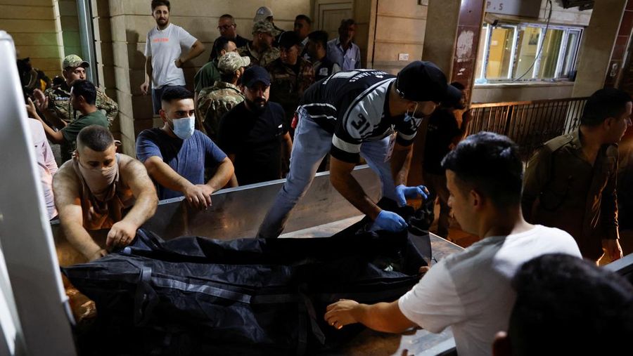 Orang-orang dan personel darurat berkumpul di lokasi menyusul kebakaran fatal pada perayaan pernikahan, di distrik Hamdaniya di provinsi Nineveh Irak, Irak, 27 September 2023. (REUTERS/Khalid Al-Mousily)