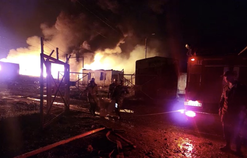 Kebakaran besar terjadi setelah ledakan di depot penyimpanan gas di sepanjang jalan di luar ibu kota wilayah Nagorno-Karabakh yang memisahkan diri, menurut foto-foto yang dirilis oleh Republik Artsakh pada Senin (25/9/2023). (Tangkapan Layar Video Reuters/MINISTRY OF INTERNAL AFFAIRS, REPUBLIC OF ARTSAKH)