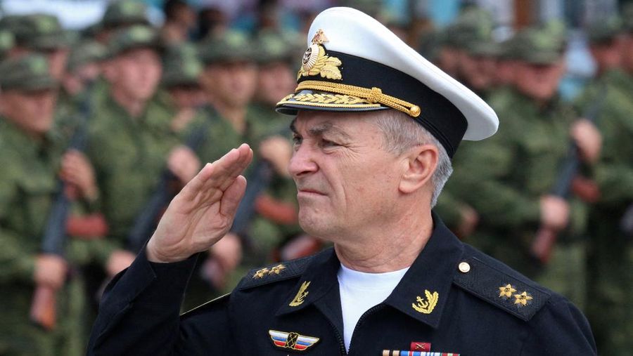 Komandan Wakil Laksamana Armada Laut Hitam Rusia Viktor Sokolov memberi hormat pada upacara pelepasan pasukan cadangan yang disusun selama mobilisasi parsial, di Sevastopol, Krimea. (REUTERS/Alexey Pavlishak/File Photo)