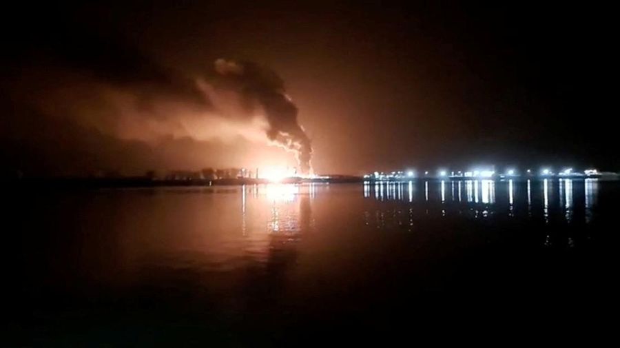 Ledakan di tengah serangan drone Rusia di dekat Orlivka dekat Orlivka, Ukraina pada 26 September 2023 terlihat dalam tangkapan layar dari video yang diambil dari sebuah feri dalam perjalanan ke Rumania. (Gabor Petru/Volunteers Without Borders Association/via REUTERS)