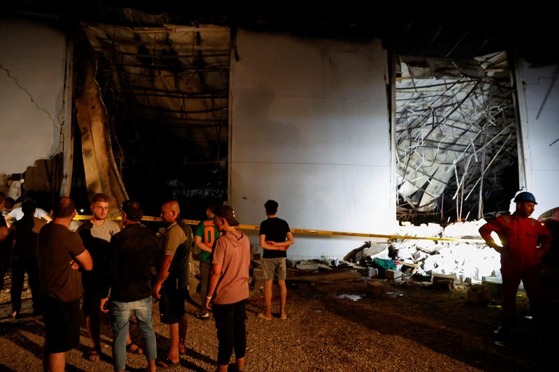 Orang-orang dan personel darurat berkumpul di lokasi menyusul kebakaran fatal pada perayaan pernikahan, di distrik Hamdaniya di provinsi Nineveh Irak, Irak, 27 September 2023. Orang-orang dan personel darurat berkumpul di lokasi menyusul kebakaran fatal pada perayaan pernikahan, di distrik Hamdaniya di provinsi Nineveh Irak, Irak, 27 September 2023. (REUTERS/Khalid Al-Mousily)