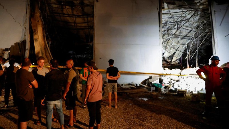 Orang-orang dan personel darurat berkumpul di lokasi menyusul kebakaran fatal pada perayaan pernikahan, di distrik Hamdaniya di provinsi Nineveh Irak, Irak, 27 September 2023. (REUTERS/Khalid Al-Mousily)