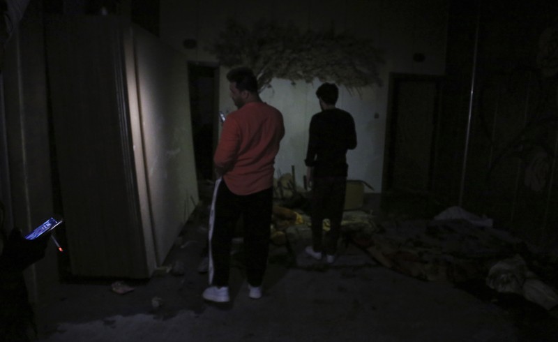 Orang-orang dan personel darurat berkumpul di lokasi menyusul kebakaran fatal pada perayaan pernikahan, di distrik Hamdaniya di provinsi Nineveh Irak, Irak, 27 September 2023. (REUTERS/Khalid Al-Mousily)