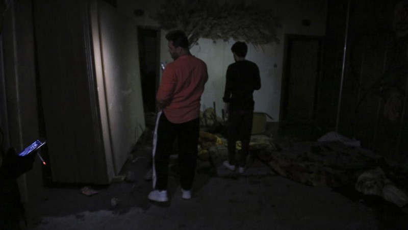 Orang-orang dan personel darurat berkumpul di lokasi menyusul kebakaran fatal pada perayaan pernikahan, di distrik Hamdaniya di provinsi Nineveh Irak, Irak, 27 September 2023. (REUTERS/Khalid Al-Mousily)