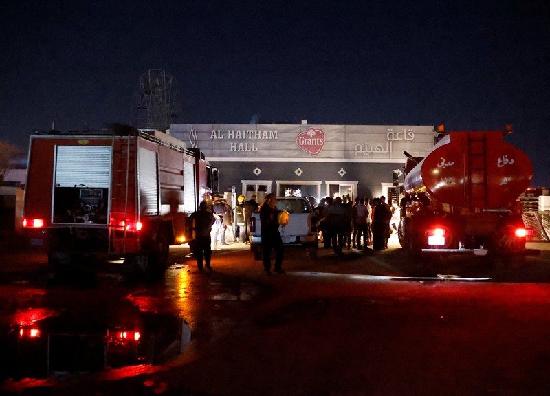 Orang-orang dan personel darurat berkumpul di lokasi menyusul kebakaran fatal pada perayaan pernikahan, di distrik Hamdaniya di provinsi Nineveh Irak, Irak, 27 September 2023. Orang-orang dan personel darurat berkumpul di lokasi menyusul kebakaran fatal pada perayaan pernikahan, di distrik Hamdaniya di provinsi Nineveh Irak, Irak, 27 September 2023. (REUTERS/Khalid Al-Mousily)