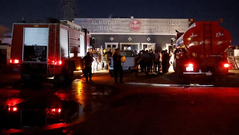 Orang-orang dan personel darurat berkumpul di lokasi menyusul kebakaran fatal pada perayaan pernikahan, di distrik Hamdaniya di provinsi Nineveh Irak, Irak, 27 September 2023. (REUTERS/Khalid Al-Mousily)