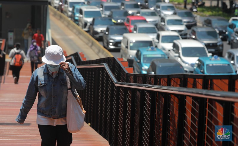 Pejalan kaki menggunakan payung untuk menghindari terik matahari di kawasan Jembatan Pinisi di halte busway Karet, Jakarta, Rabu (27/9/2023). (CNBC Indonesia/Muhammad Sabki) Pejalan kaki menggunakan payung untuk menghindari terik matahari di kawasan Jembatan Pinisi di halte busway Karet, Jakarta, Rabu (27/9/2023). (CNBC Indonesia/Muhammad Sabki)