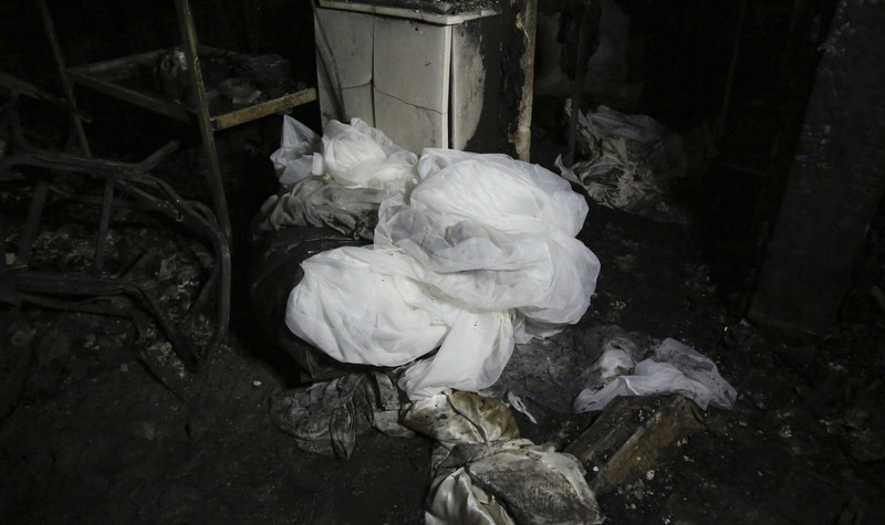 Orang-orang dan personel darurat berkumpul di lokasi menyusul kebakaran fatal pada perayaan pernikahan, di distrik Hamdaniya di provinsi Nineveh Irak, Irak, 27 September 2023. Orang-orang dan personel darurat berkumpul di lokasi menyusul kebakaran fatal pada perayaan pernikahan, di distrik Hamdaniya di provinsi Nineveh Irak, Irak, 27 September 2023. (REUTERS/Khalid Al-Mousily)