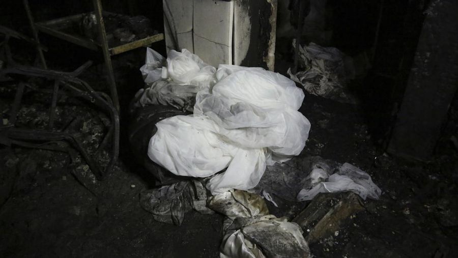 Orang-orang dan personel darurat berkumpul di lokasi menyusul kebakaran fatal pada perayaan pernikahan, di distrik Hamdaniya di provinsi Nineveh Irak, Irak, 27 September 2023. (REUTERS/Khalid Al-Mousily)