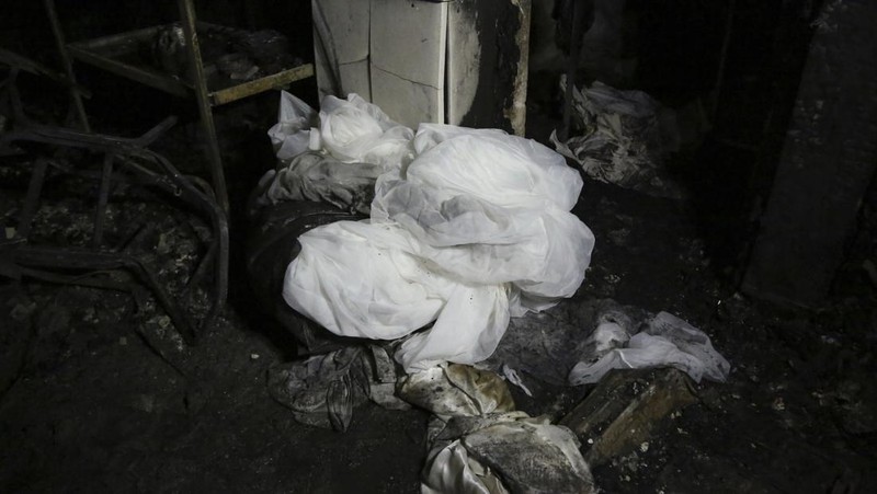 Orang-orang dan personel darurat berkumpul di lokasi menyusul kebakaran fatal pada perayaan pernikahan, di distrik Hamdaniya di provinsi Nineveh Irak, Irak, 27 September 2023. (REUTERS/Khalid Al-Mousily)