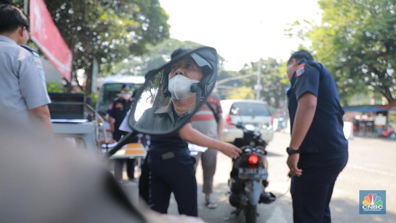 Petugas melakukan uji emisi sepeda motor dengan menggunakan alat uji yang diberikan gratis kepada warga oleh Unit Pengelola Pengujian Kendaraan Bermotor (UP PKB) Jagakarsa di Terminal Bus Ragunan, Jalan Saco, Pasar Minggu, Jakarta Selatan, Rabu (27/9/2023). (վ/Muhammad Sabki)