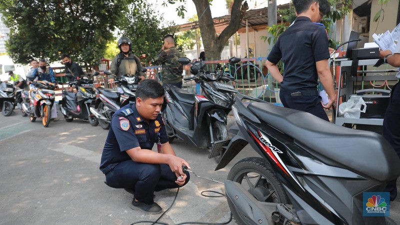 Petugas melakukan uji emisi sepeda motor dengan menggunakan alat uji yang diberikan gratis kepada warga oleh Unit Pengelola Pengujian Kendaraan Bermotor (UP PKB) Jagakarsa di Terminal Bus Ragunan, Jalan Saco, Pasar Minggu, Jakarta Selatan, Rabu (27/9/2023). (վ/Muhammad Sabki)
