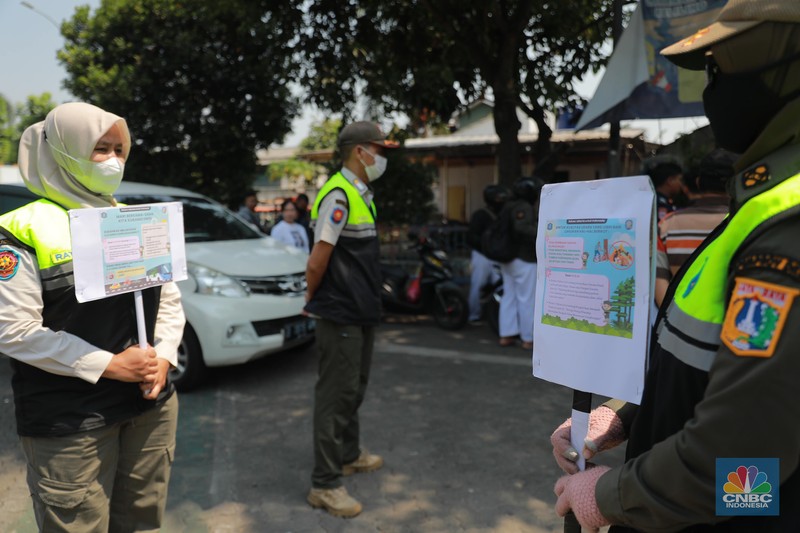 Petugas melakukan uji emisi sepeda motor dengan menggunakan alat uji yang diberikan gratis kepada warga oleh Unit Pengelola Pengujian Kendaraan Bermotor (UP PKB) Jagakarsa di Terminal Bus Ragunan, Jalan Saco, Pasar Minggu, Jakarta Selatan, Rabu (27/9/2023). (CNBC Indonesia/Muhammad Sabki)