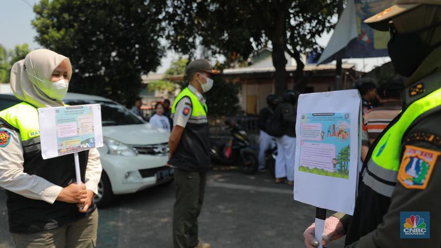 Petugas melakukan uji emisi sepeda motor dengan menggunakan alat uji yang diberikan gratis kepada warga oleh Unit Pengelola Pengujian Kendaraan Bermotor (UP PKB) Jagakarsa di Terminal Bus Ragunan, Jalan Saco, Pasar Minggu, Jakarta Selatan, Rabu (27/9/2023). (վ/Muhammad Sabki)
