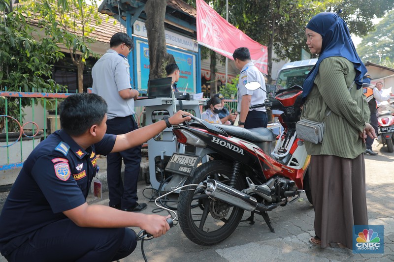 Petugas melakukan uji emisi sepeda motor dengan menggunakan alat uji yang diberikan gratis kepada warga oleh Unit Pengelola Pengujian Kendaraan Bermotor (UP PKB) Jagakarsa di Terminal Bus Ragunan, Jalan Saco, Pasar Minggu, Jakarta Selatan, Rabu (27/9/2023). (CNBC Indonesia/Muhammad Sabki)