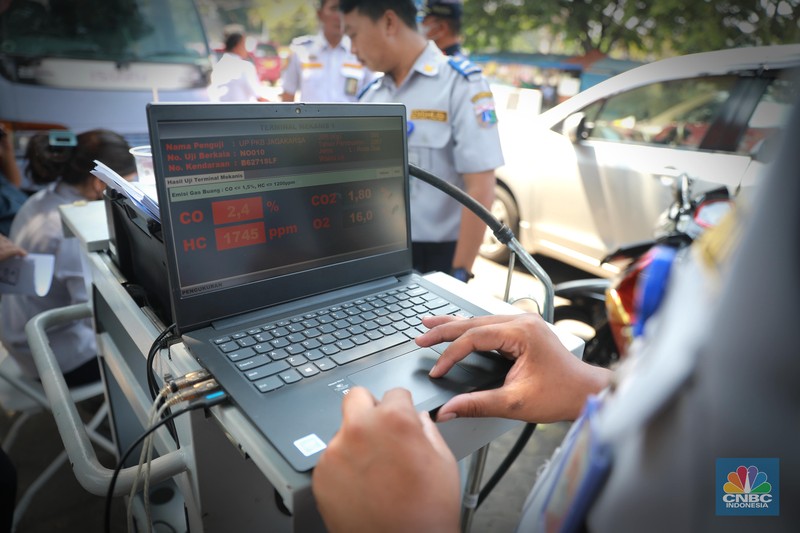 Petugas melakukan uji emisi sepeda motor dengan menggunakan alat uji yang diberikan gratis kepada warga oleh Unit Pengelola Pengujian Kendaraan Bermotor (UP PKB) Jagakarsa di Terminal Bus Ragunan, Jalan Saco, Pasar Minggu, Jakarta Selatan, Rabu (27/9/2023). (CNBC Indonesia/Muhammad Sabki)
