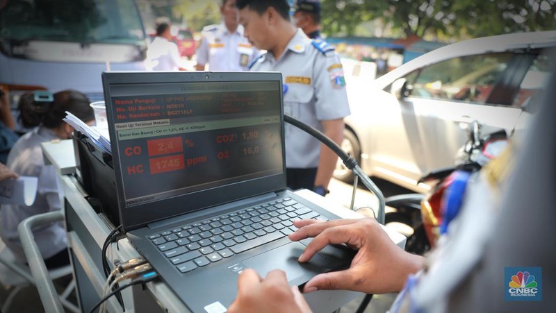 Petugas melakukan uji emisi sepeda motor dengan menggunakan alat uji yang diberikan gratis kepada warga oleh Unit Pengelola Pengujian Kendaraan Bermotor (UP PKB) Jagakarsa di Terminal Bus Ragunan, Jalan Saco, Pasar Minggu, Jakarta Selatan, Rabu (27/9/2023). (վ/Muhammad Sabki)