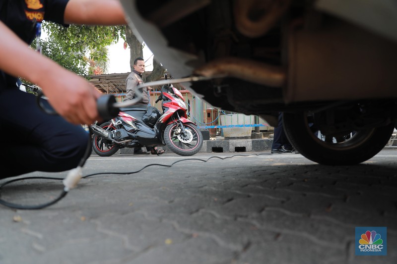 Petugas melakukan uji emisi sepeda motor dengan menggunakan alat uji yang diberikan gratis kepada warga oleh Unit Pengelola Pengujian Kendaraan Bermotor (UP PKB) Jagakarsa di Terminal Bus Ragunan, Jalan Saco, Pasar Minggu, Jakarta Selatan, Rabu (27/9/2023). (CNBC Indonesia/Muhammad Sabki)