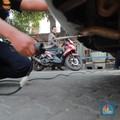 Petugas melakukan uji emisi sepeda motor dengan menggunakan alat uji yang diberikan gratis kepada warga oleh Unit Pengelola Pengujian Kendaraan Bermotor (UP PKB) Jagakarsa di Terminal Bus Ragunan, Jalan Saco, Pasar Minggu, Jakarta Selatan, Rabu (27/9