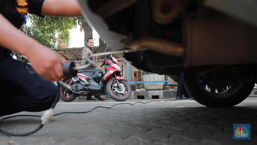 Petugas melakukan uji emisi sepeda motor dengan menggunakan alat uji yang diberikan gratis kepada warga oleh Unit Pengelola Pengujian Kendaraan Bermotor (UP PKB) Jagakarsa di Terminal Bus Ragunan, Jalan Saco, Pasar Minggu, Jakarta Selatan, Rabu (27/9/2023). (վ/Muhammad Sabki)