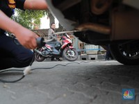 Petugas melakukan uji emisi sepeda motor dengan menggunakan alat uji yang diberikan gratis kepada warga oleh Unit Pengelola Pengujian Kendaraan Bermotor (UP PKB) Jagakarsa di Terminal Bus Ragunan, Jalan Saco, Pasar Minggu, Jakarta Selatan, Rabu (27/9