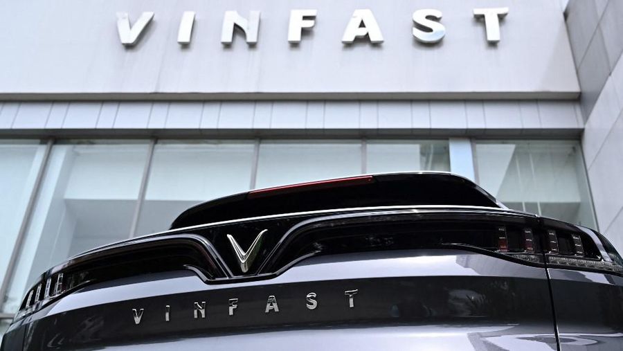 Sebuah mobil listrik Vinfast diparkir di luar ruang pamer di Hanoi pada 18 Agustus 2023. Saham pembuat kendaraan listrik Vietnam VinFast anjlok, beberapa hari setelah penilaian pasar sahamnya melonjak di atas Ford dan General Motors (GM) saat memulai debutnya di Nasdaq. (Photo by Nhac NGUYEN / AFP)