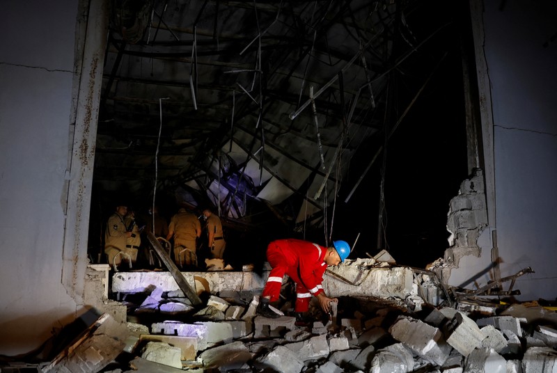 Orang-orang dan personel darurat berkumpul di lokasi menyusul kebakaran fatal pada perayaan pernikahan, di distrik Hamdaniya di provinsi Nineveh Irak, Irak, 27 September 2023. Orang-orang dan personel darurat berkumpul di lokasi menyusul kebakaran fatal pada perayaan pernikahan, di distrik Hamdaniya di provinsi Nineveh Irak, Irak, 27 September 2023. (REUTERS/Khalid Al-Mousily)