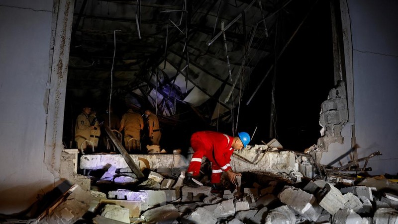 Orang-orang dan personel darurat berkumpul di lokasi menyusul kebakaran fatal pada perayaan pernikahan, di distrik Hamdaniya di provinsi Nineveh Irak, Irak, 27 September 2023. (REUTERS/Khalid Al-Mousily)