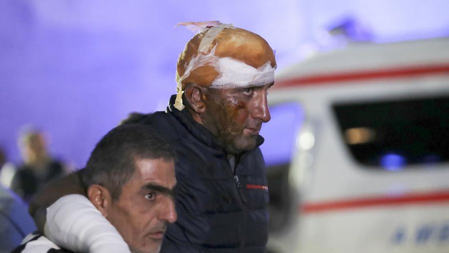 Kebakaran besar terjadi setelah ledakan di depot penyimpanan gas di sepanjang jalan di luar ibu kota wilayah Nagorno-Karabakh yang memisahkan diri, menurut foto-foto yang dirilis oleh Republik Artsakh pada Senin (25/9/2023). (Tangkapan Layar Video Reuters/MINISTRY OF INTERNAL AFFAIRS, REPUBLIC OF ARTSAKH)