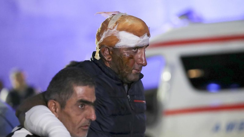 Kebakaran besar terjadi setelah ledakan di depot penyimpanan gas di sepanjang jalan di luar ibu kota wilayah Nagorno-Karabakh yang memisahkan diri, menurut foto-foto yang dirilis oleh Republik Artsakh pada Senin (25/9/2023). (Tangkapan Layar Video Reuters/MINISTRY OF INTERNAL AFFAIRS, REPUBLIC OF ARTSAKH)
